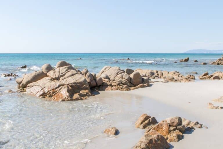 Scopri di più sull'articolo Le migliori spiagge vicine a Cala Gonone ideali per famiglie in vacanza